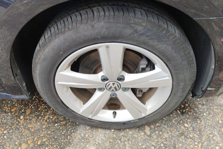 Used Volkswagen Passat 2014 1.8TSI DSG Prestige Edition Right Front Wheel Hub