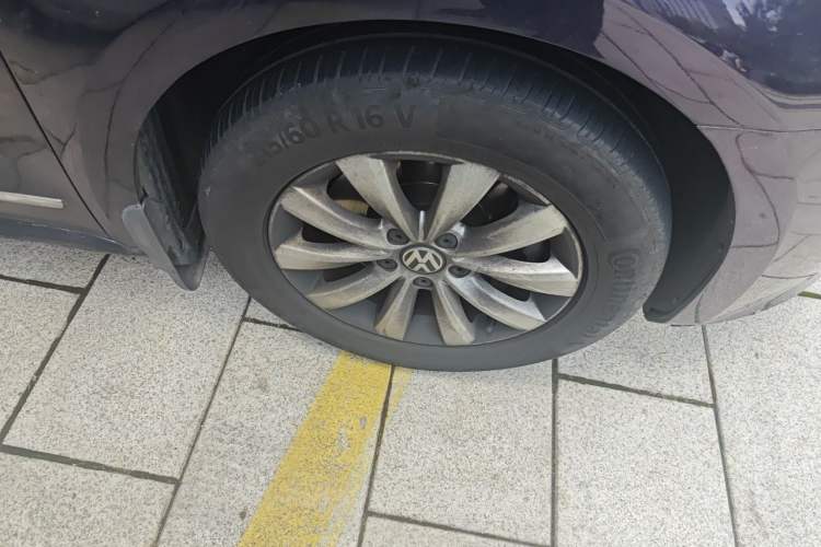 Used Volkswagen Passat 2014 1.8TSI DSG Prestige Edition Right Front Wheel Hub
