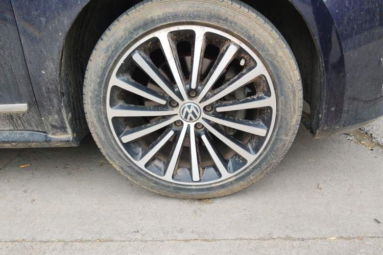Used Volkswagen Passat 2014 1.8TSI DSG Prestige Navigation Edition Right Front Wheel Hub