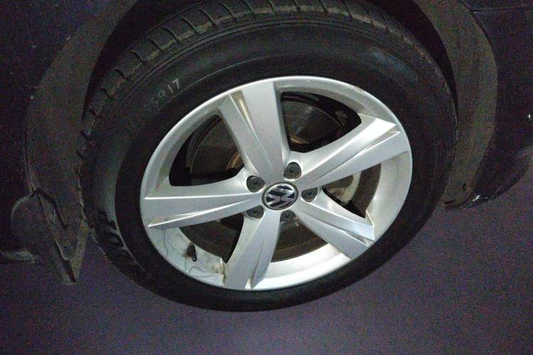 Used Volkswagen Passat 2014 1.8TSI DSG Prestige Edition Right Front Wheel Hub