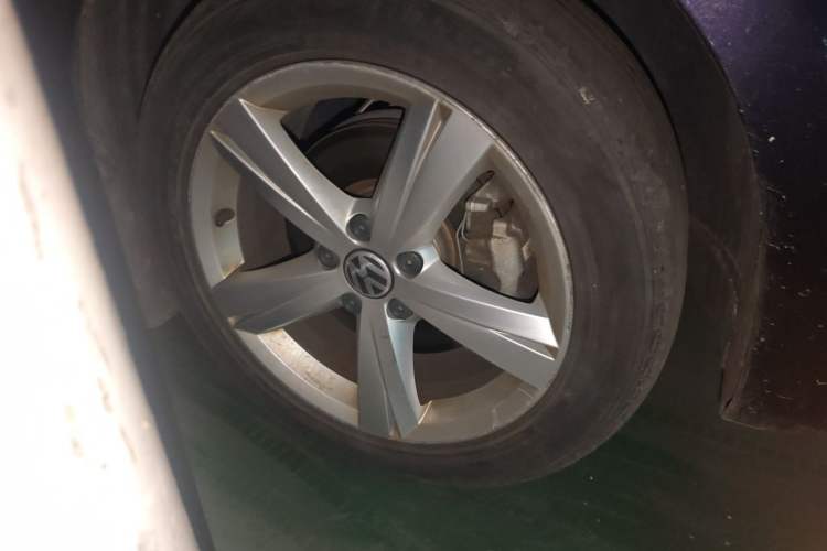 Used Volkswagen Passat 2014 1.8TSI DSG Prestige Edition Right Front Wheel Hub