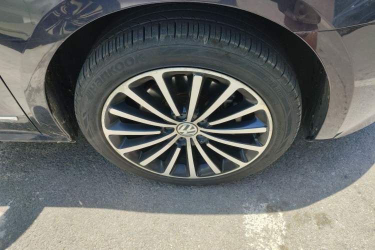 Used Volkswagen Passat 2014 1.8TSI DSG Prestige Navigation Edition Right Front Wheel Hub