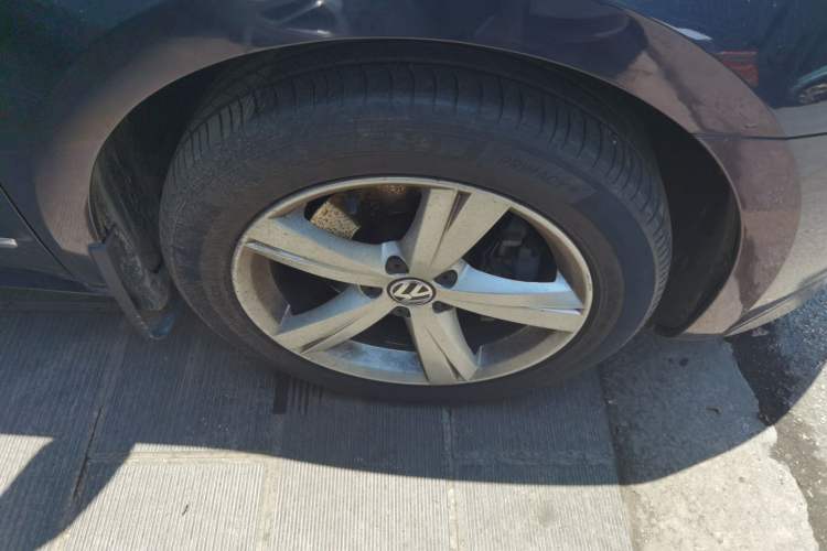 Used Volkswagen Passat 2014 1.8TSI DSG Prestige Edition Right Front Wheel Hub