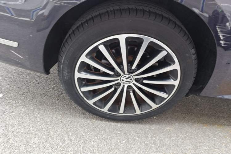 Used Volkswagen Passat 2014 1.8TSI DSG Prestige Edition Right Rear Wheel Hub