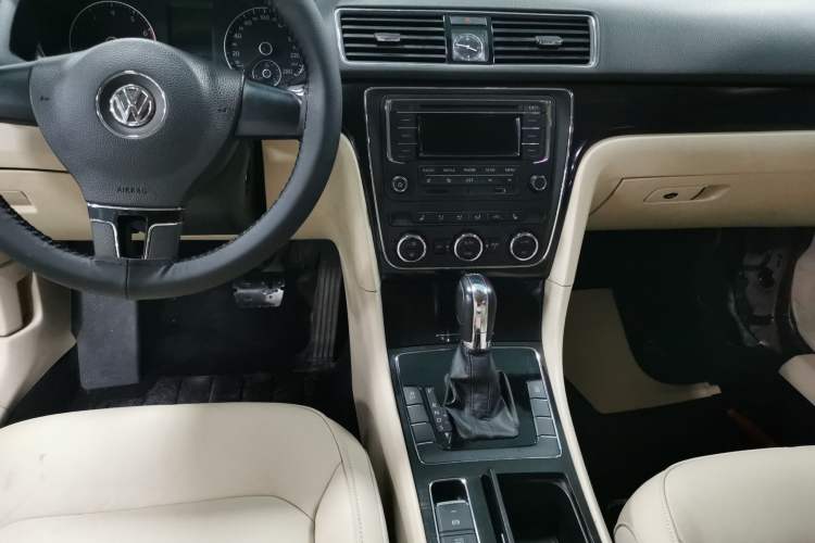 Used Volkswagen Passat 2014 1.8TSI DSG Prestige Edition Audio And AC Panel