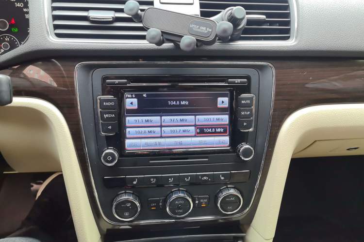 Used Volkswagen Passat 2014 1.8TSI DSG Prestige Edition Audio And AC Panel
