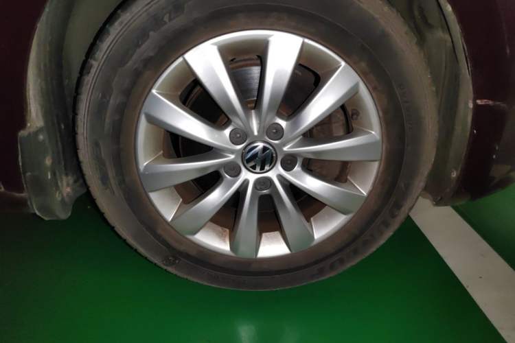 Used Volkswagen Passat 2014 1.8TSI DSG Prestige Edition Right Front Wheel Hub
