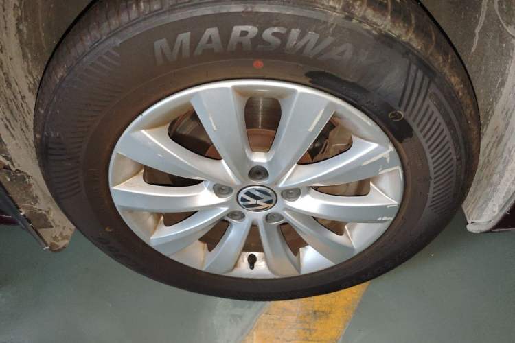 Used Volkswagen Passat 2014 1.8TSI DSG Prestige Edition Right Front Wheel Hub
