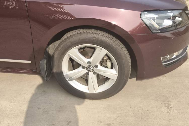 Used Volkswagen Passat 2014 1.8TSI DSG Prestige Edition Right Front Wheel Hub