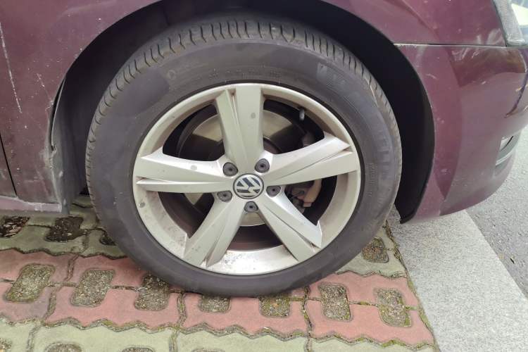 Used Volkswagen Passat 2014 1.8TSI DSG Prestige Edition Right Front Wheel Hub