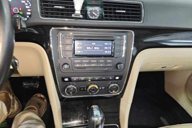 Used Volkswagen Passat 2014 1.8TSI Automatic Prestige Edition Audio And AC Panel