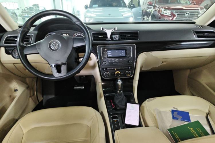 Used Volkswagen Passat 2014 1.8TSI Automatic Prestige Edition Center Console