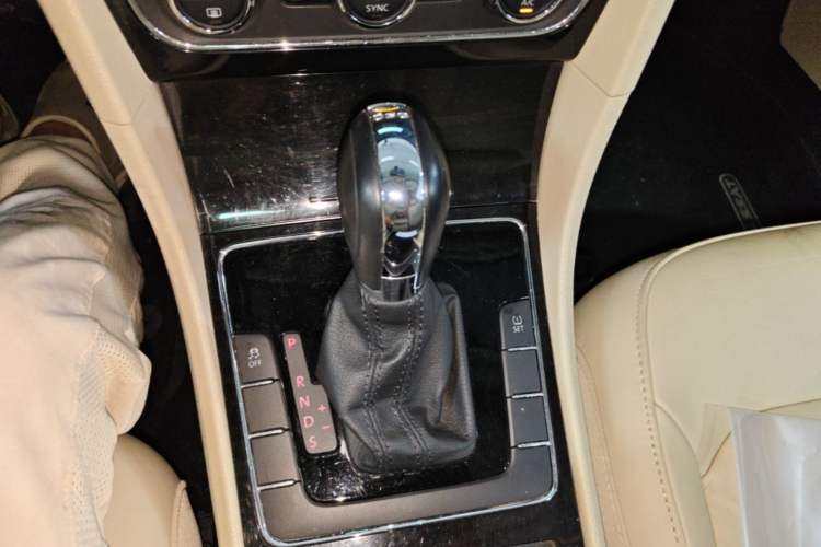 Used Volkswagen Passat 2014 1.8TSI Automatic Prestige Edition Gear Lever