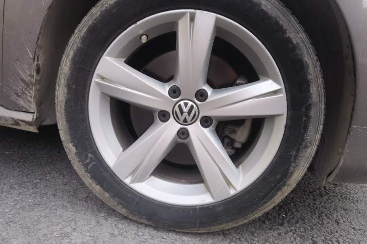 Used Volkswagen Passat 2014 1.8TSI DSG Prestige Edition Right Front Wheel Hub