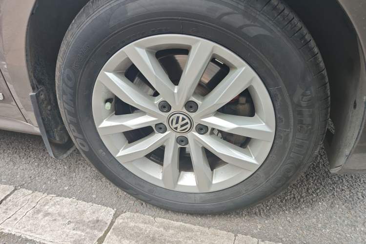 Used Volkswagen Passat 2014 1.8TSI DSG Prestige Edition Right Front Wheel Hub