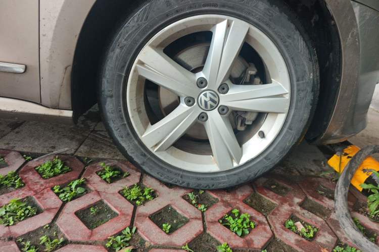 Used Volkswagen Passat 2014 1.8TSI DSG Prestige Edition Right Front Wheel Hub