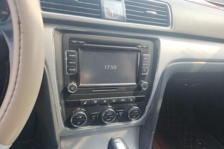 Used Volkswagen Passat 2014 1.8TSI DSG Prestige Navigation Edition Audio And AC Panel