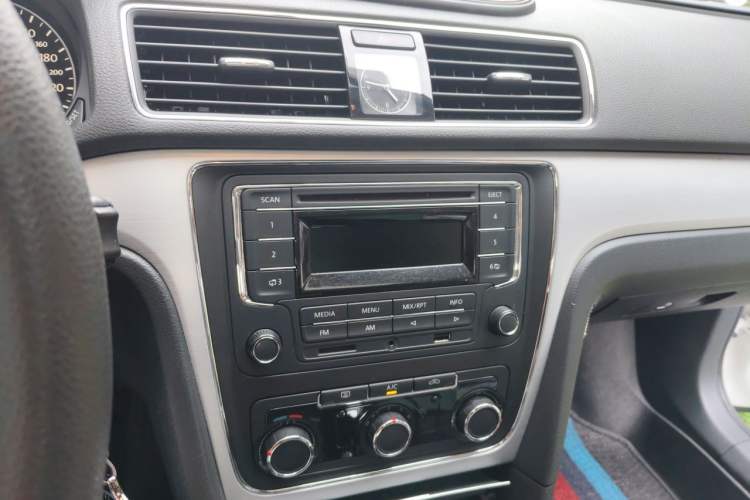 Used Volkswagen Passat 2014 1.8TSI DSG Prestige Edition Audio And AC Panel