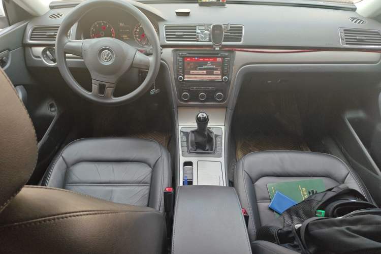 Used Volkswagen Passat 2014 1.4TSI Manual Luxury Edition Center Console