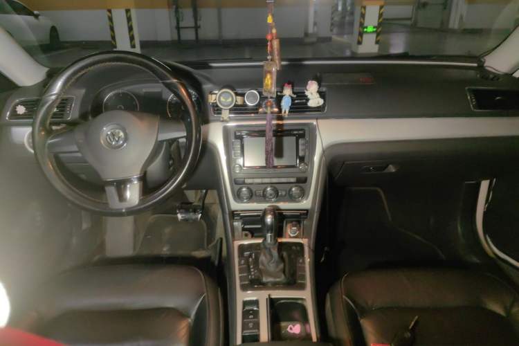 Used Volkswagen Passat 2014 1.8TSI DSG Prestige Navigation Edition Center Console