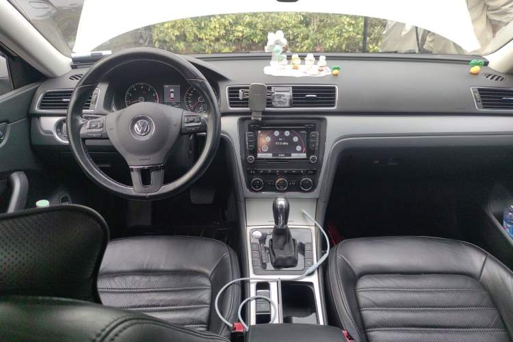 Used Volkswagen Passat 2014 1.8TSI DSG Prestige Navigation Edition Center Console