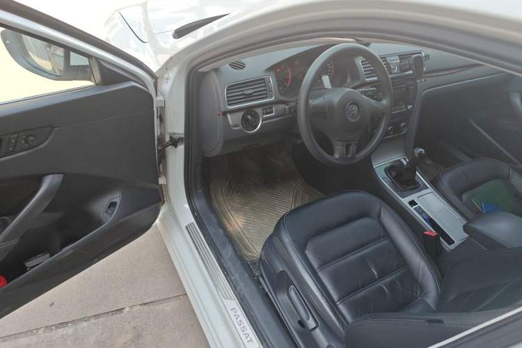 Used Volkswagen Passat 2014 1.4TSI Manual Luxury Edition Driver Seat