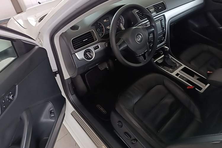 Used Volkswagen Passat 2014 1.8TSI DSG Prestige Navigation Edition Driver Seat