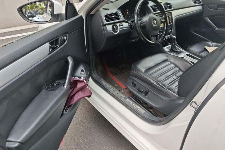 Used Volkswagen Passat 2014 1.8TSI DSG Prestige Navigation Edition Driver Seat