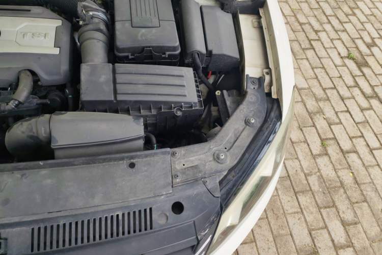 Used Volkswagen Passat 2014 1.8TSI DSG Prestige Edition Engine Bay Left