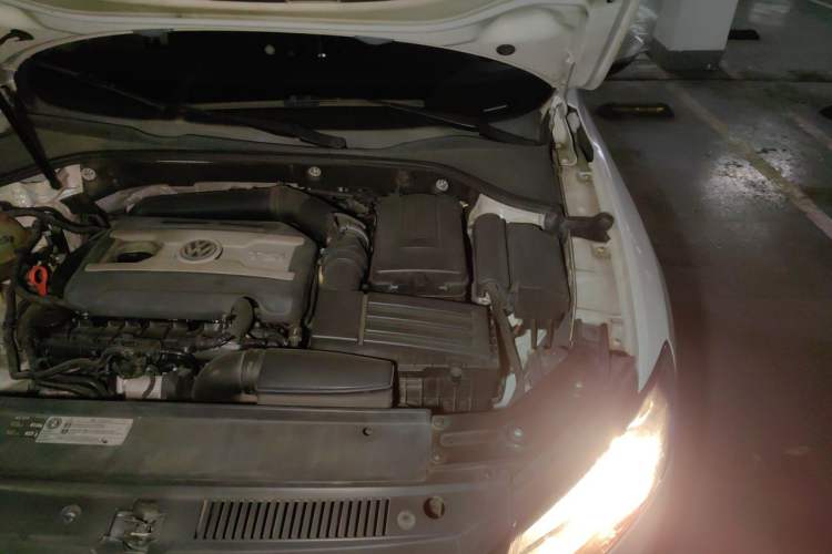 Used Volkswagen Passat 2014 1.8TSI DSG Prestige Navigation Edition Engine Bay Left