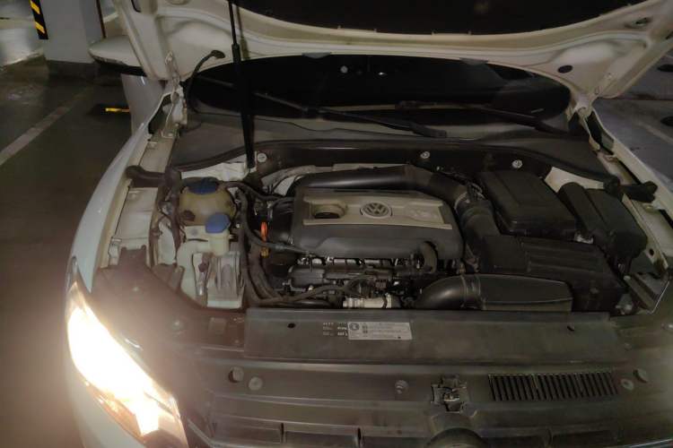 Used Volkswagen Passat 2014 1.8TSI DSG Prestige Navigation Edition Engine Bay Right