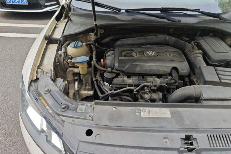 Used Volkswagen Passat 2014 1.8TSI DSG Prestige Navigation Edition Engine Bay Right