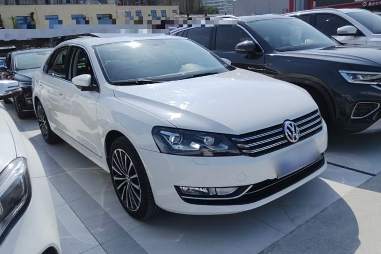 Used Volkswagen Passat 2014 2.0 TSI DSG Ultimate Edition Front Right 45 Deg