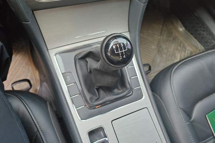 Used Volkswagen Passat 2014 1.4TSI Manual Luxury Edition Gear Lever