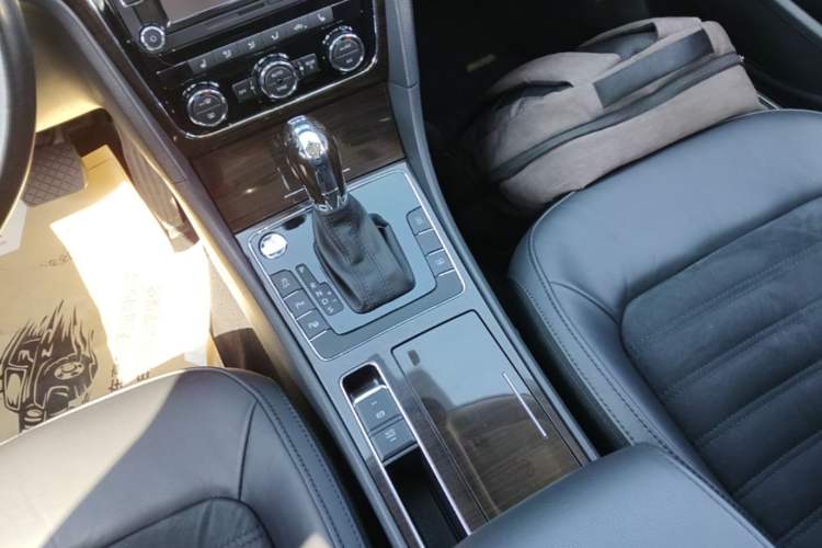 Used Volkswagen Passat 2014 2.0 TSI DSG Ultimate Edition Gear Lever