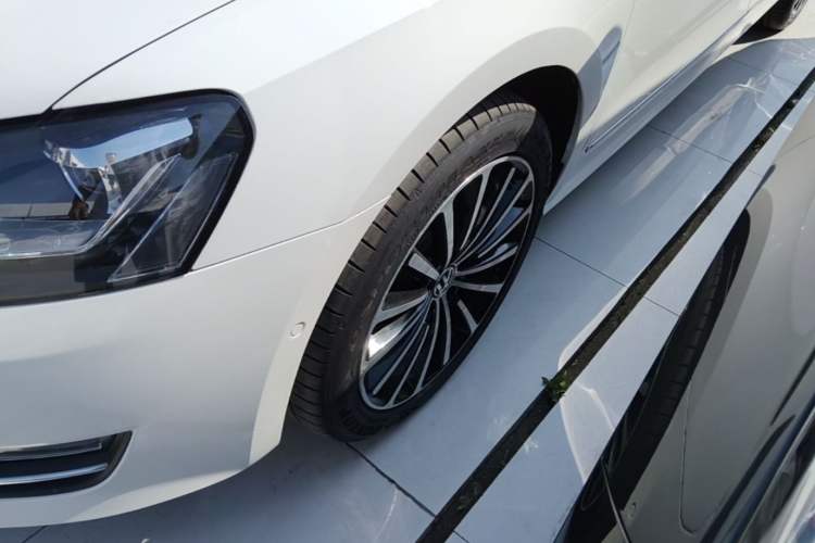 Used Volkswagen Passat 2014 2.0 TSI DSG Ultimate Edition Left Front Wheel Hub