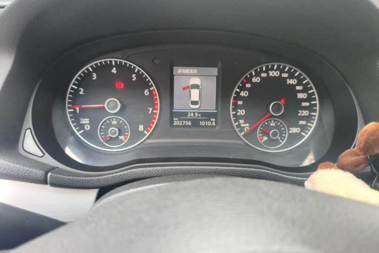 Used Volkswagen Passat 2014 2.0 TSI DSG Prestige Navigation Edition Odometer Close Up