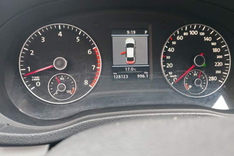 Used Volkswagen Passat 2014 1.8TSI DSG Prestige Navigation Edition Odometer Close Up