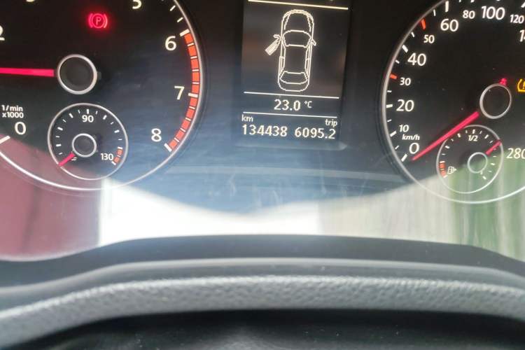 Used Volkswagen Passat 2014 1.8TSI DSG Prestige Edition Odometer Close Up