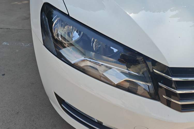 Used Volkswagen Passat 2014 1.4TSI Manual Luxury Edition Right Front Headlight