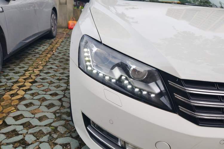 Used Volkswagen Passat 2014 1.8TSI DSG Prestige Navigation Edition Right Front Headlight