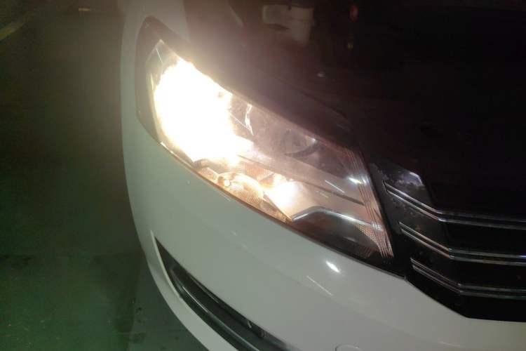 Used Volkswagen Passat 2014 1.8TSI DSG Prestige Navigation Edition Right Front Headlight