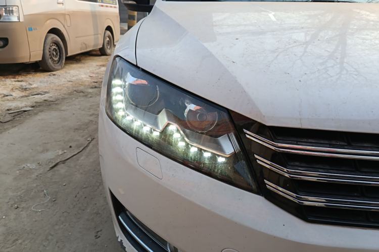 Used Volkswagen Passat 2014 1.8TSI DSG 30th Anniversary Edition Right Front Headlight