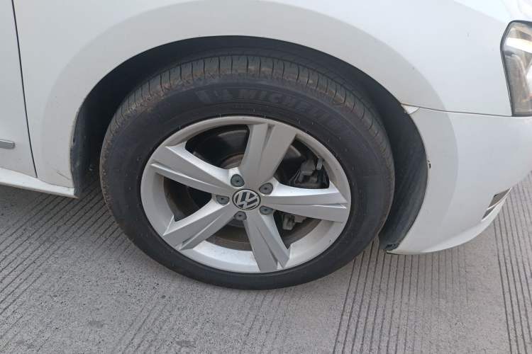 Used Volkswagen Passat 2014 1.8TSI DSG Prestige Edition Right Front Wheel Hub