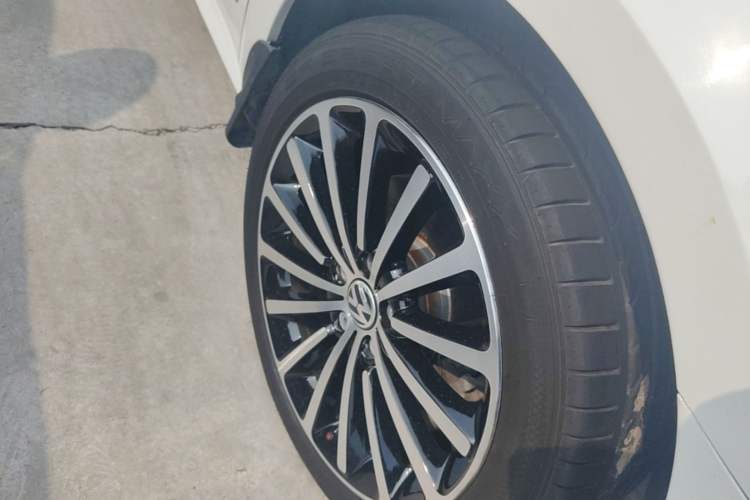 Used Volkswagen Passat 2014 1.8TSI DSG Prestige Navigation Edition Right Front Wheel Hub