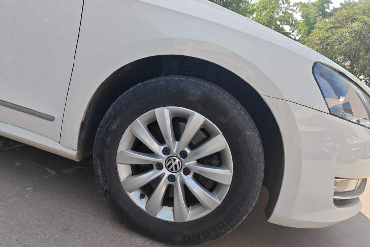 Used Volkswagen Passat 2014 1.4TSI Manual Luxury Edition Right Front Wheel Hub
