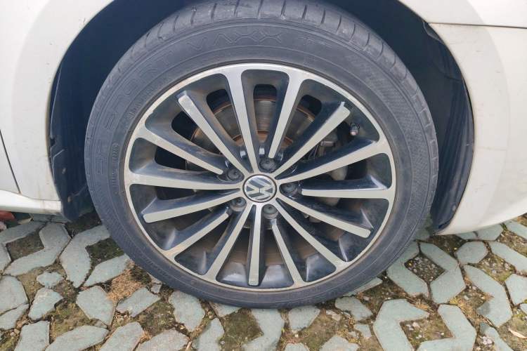 Used Volkswagen Passat 2014 1.8TSI DSG Prestige Navigation Edition Right Front Wheel Hub