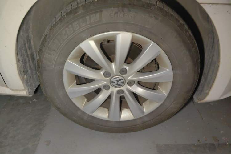 Used Volkswagen Passat 2014 1.8TSI DSG Prestige Navigation Edition Right Front Wheel Hub