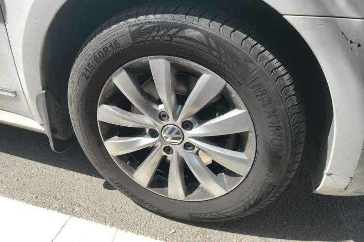 Used Volkswagen Passat 2014 1.8TSI DSG Prestige Edition Right Front Wheel Hub
