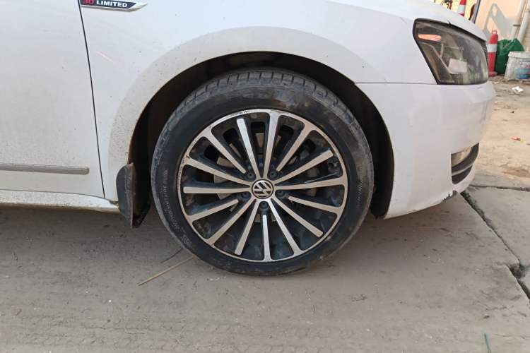 Used Volkswagen Passat 2014 1.8TSI DSG 30th Anniversary Edition Right Front Wheel Hub